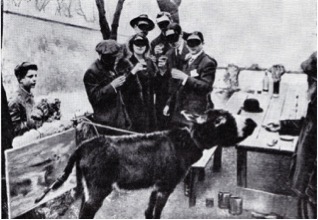  Roland Dorgelès en kompanen binden een ezel een kwast aan de staart en laten hem een schilderij maken. De creaties zullen worden tentoongesteld op het Salon des Indépendants van 1910 in Parijs.