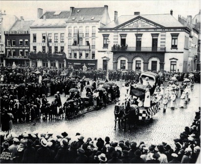 Carnavalsstoet van 18 maart 1928, Wapenplein, Oostende. Deze jaarlijkse stoet werd georganiseerd door Les Compagnons du rat mort. Deze foto toont hoezeer Ensor inspiratie vond in zijn directe omgeving.
